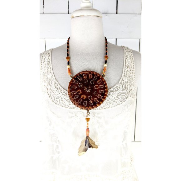 Vintage Indian tribal large round tooled leather coin pendant beaded feather nec - Picture 4 of 7